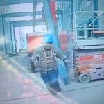 Σοκ: Μεταλλική δοκός καταρρέει και περνά ξυστά από εργάτη! (vid)