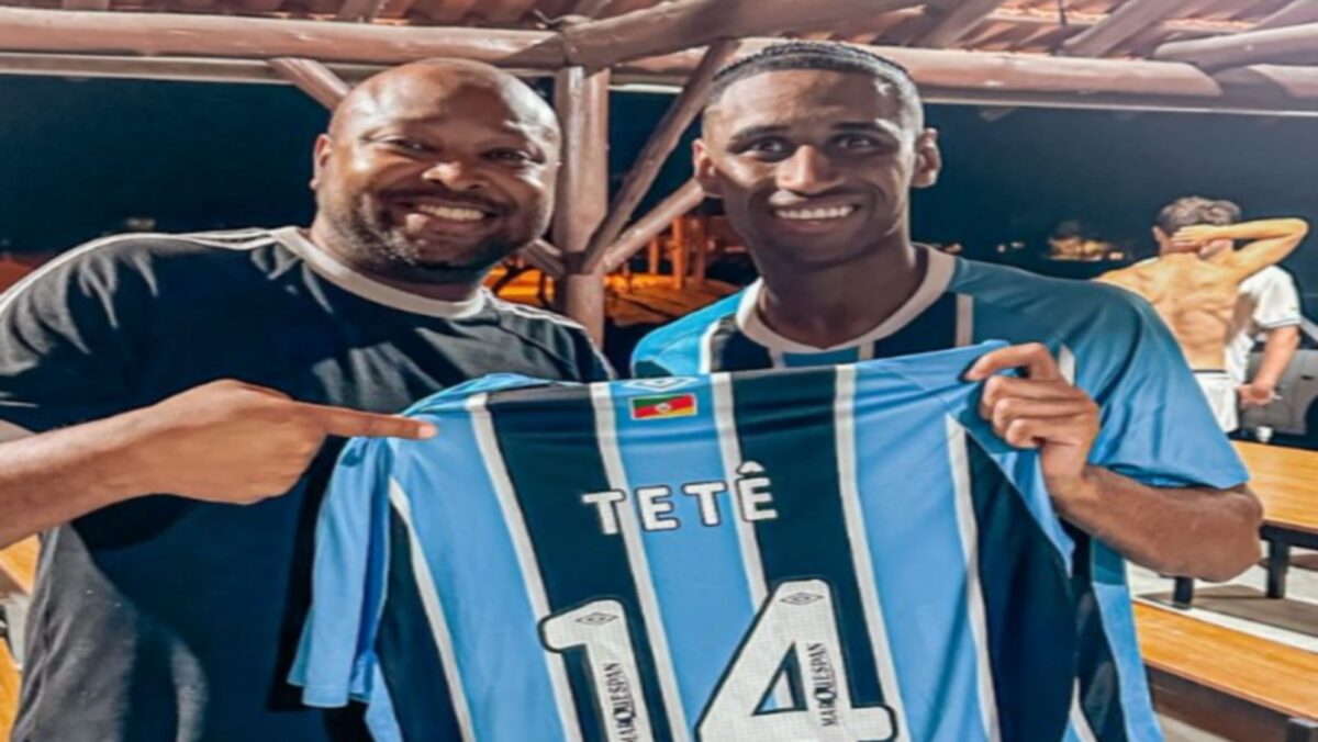 Ο Τετέ φωτογραφήθηκε με φανέλα της Γκρέμιο, με το όνομά του