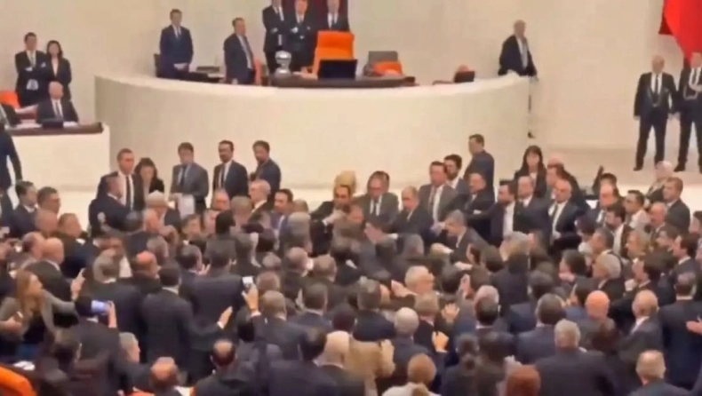 Χαμός στην Τουρκική Βουλή και… μπουνιές για δέκα λεπτά! (vid)