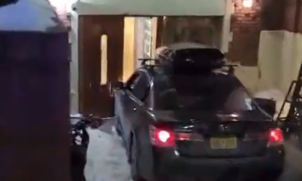 Σοκ στη Νέα Υόρκη, αμάξι έπεσε σε συναγωγή!