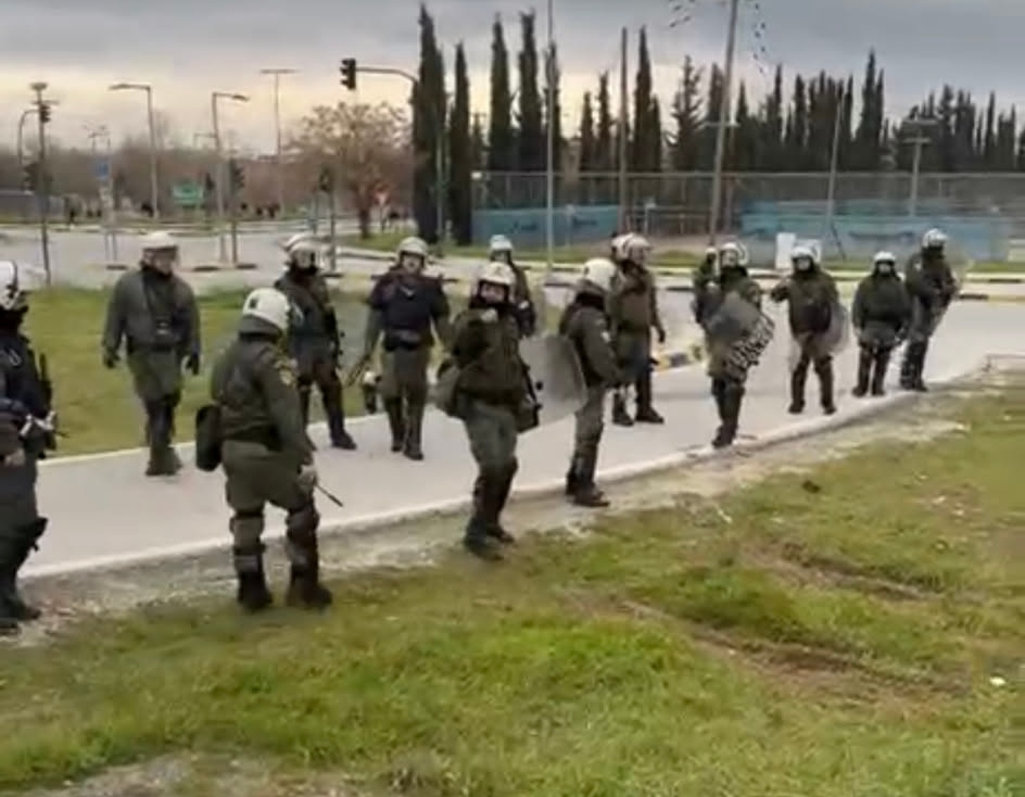 Πρόκληση και χειρονομίες από την Αστυνομία προς τους φίλους του ΑΡΗ! (vid)