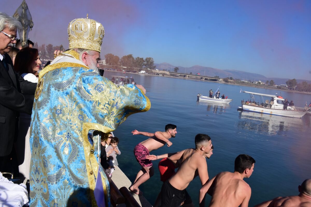 Θεοφάνεια: Γιατί πετάμε τον τίμιο σταυρό σε νερά;