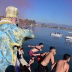 Θεοφάνεια: Γιατί πετάμε τον τίμιο σταυρό σε νερά;
