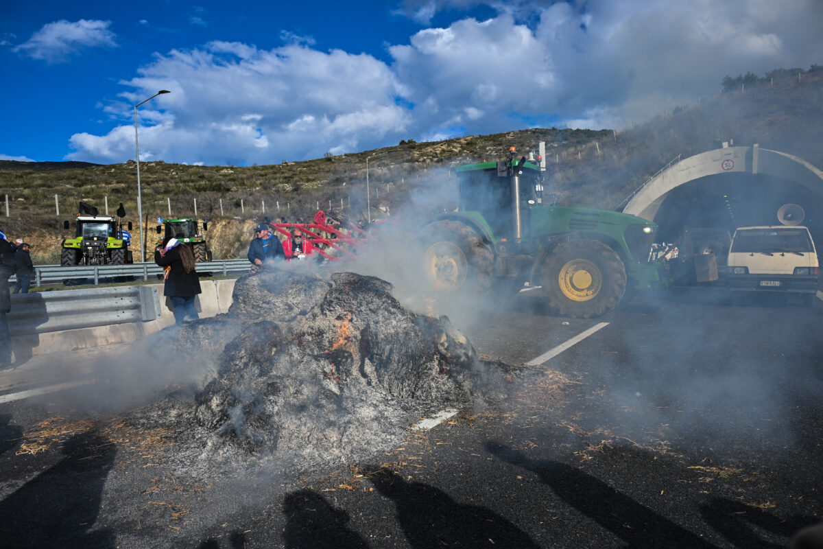 Αγρότες μπλόκαραν τις σήραγγες στα Τέμπη (vid)