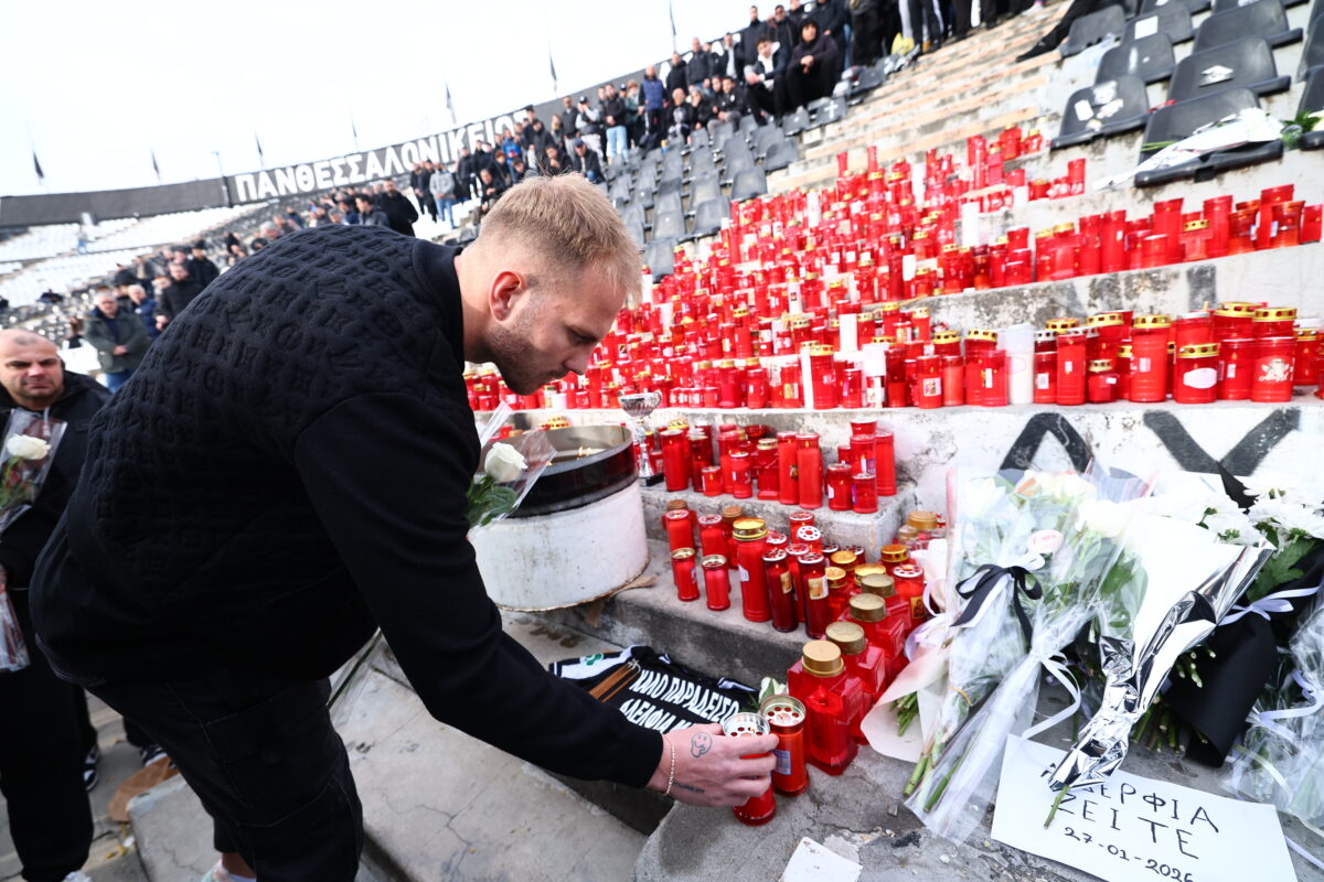 Στην Τούμπα ο ΑΡΗΣ – Τίμησε την μνήμη των αδικοχαμένων φίλων του ΠΑΟΚ στη Θύρα 4 (pics)