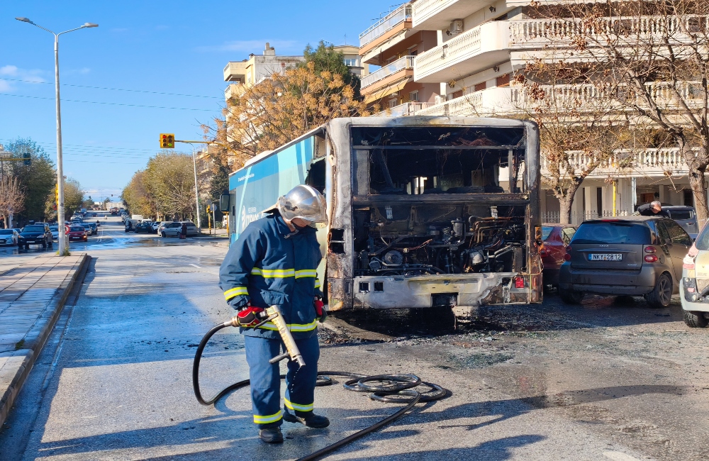 Θεσσαλονίκη: Αστικό λεωφορείο τυλίχθηκε στις φλόγες (vid)
