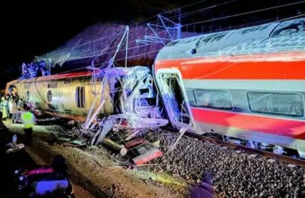 Ισπανία: Εκτροχιάστηκαν 2 τρένα υψηλής ταχύτητας – 5 νεκροί (vid)