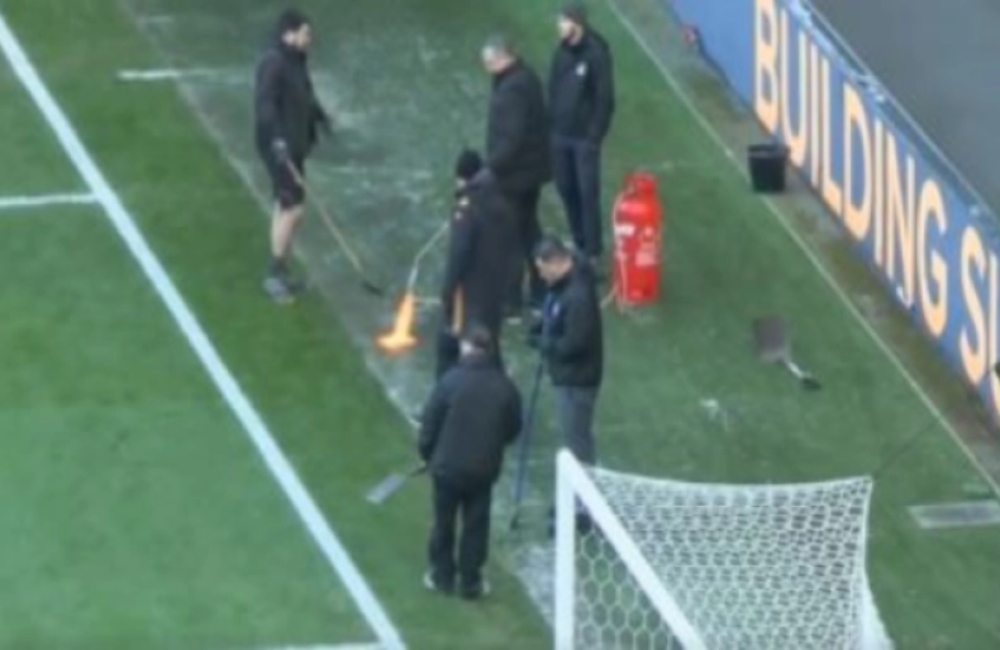 Αγγλία: Έλιωναν με φλόγιστρο τον πάγο στο «MKM Stadium»