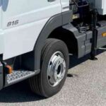 Φορτηγό… μπούκαρε σε λογιστικό γραφείο (pics)