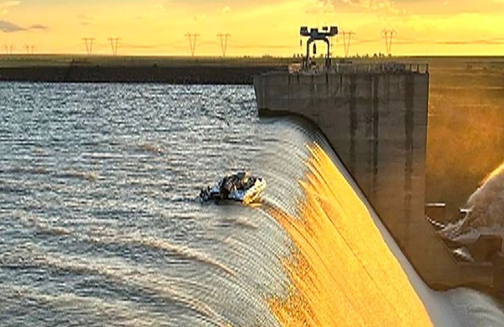 Αντιμέτωπο με τον θάνατο τέσσερις άνδρες στο χείλος φράγματος (vid)