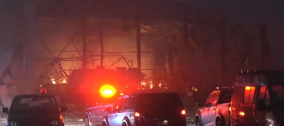 Μεγάλη φωτιά και αγνοούμενοι σε εργοστάσιο μπισκότων στα Τρίκαλα!