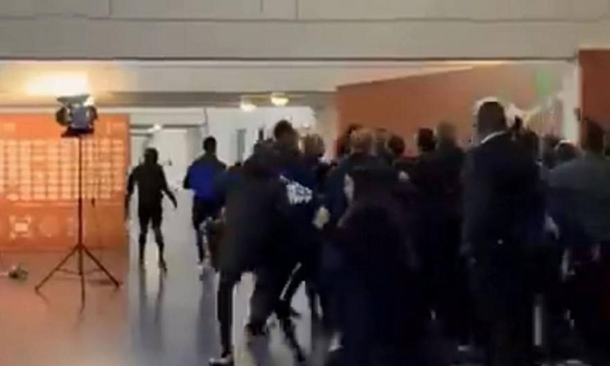 Χάος μετά το Αλγερία-Νιγηρία: Κυνήγησαν τον διαιτητή μέχρι τα αποδυτήρια (vids)