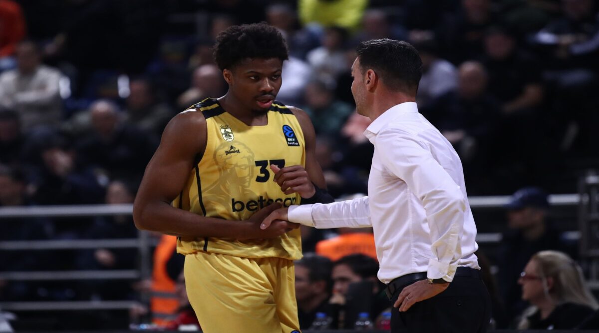 Ο Αντετοκούνμπο σταματά τον Οσμάν και ο Νουά σκοράρει (vid)