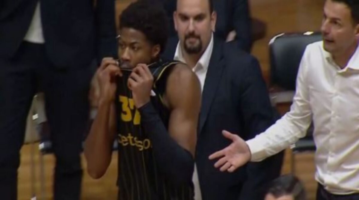 Δεν το πίστευε ο Αντετοκούνμπο – Η αντίδρασή του στο 5ο φάουλ (vid)