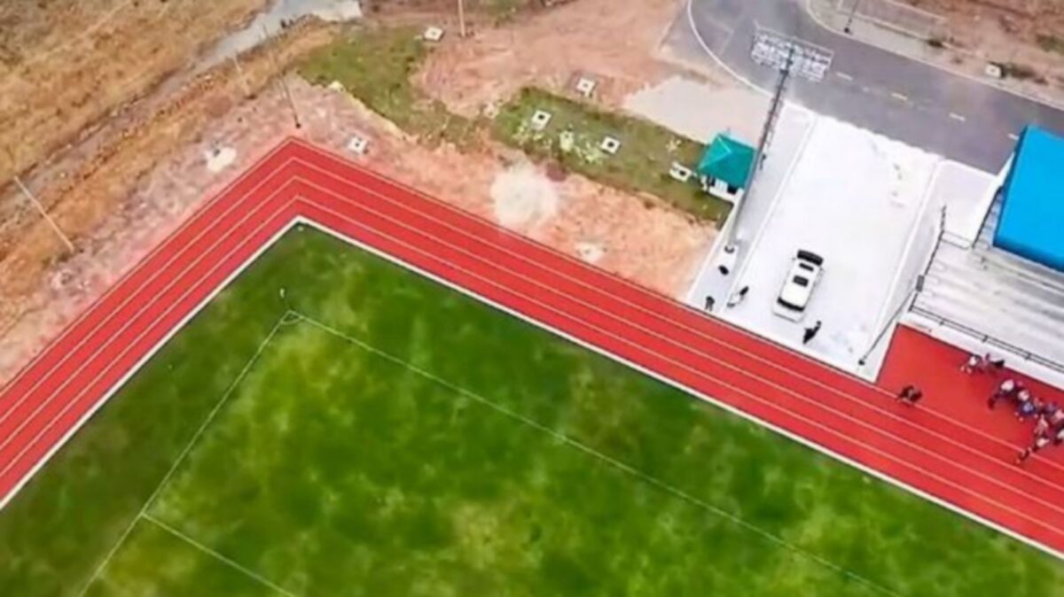 Απίστευτο λάθος: Κατασκεύασαν τετράγωνο στίβο με γωνίες 90 μοιρών (vid)