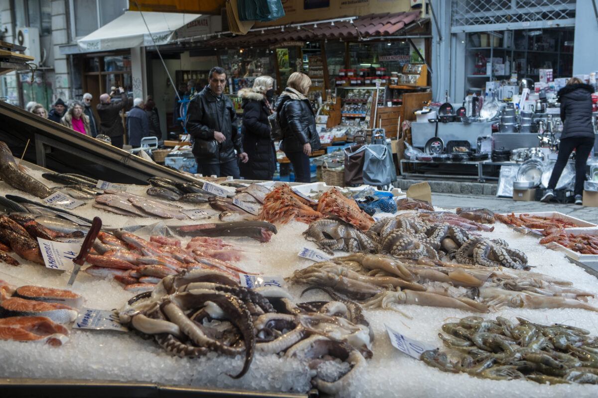 Η κίνηση στο Καπάνι και οι τιμές για τα ψώνια της τελευταίας στιγμής (vid)