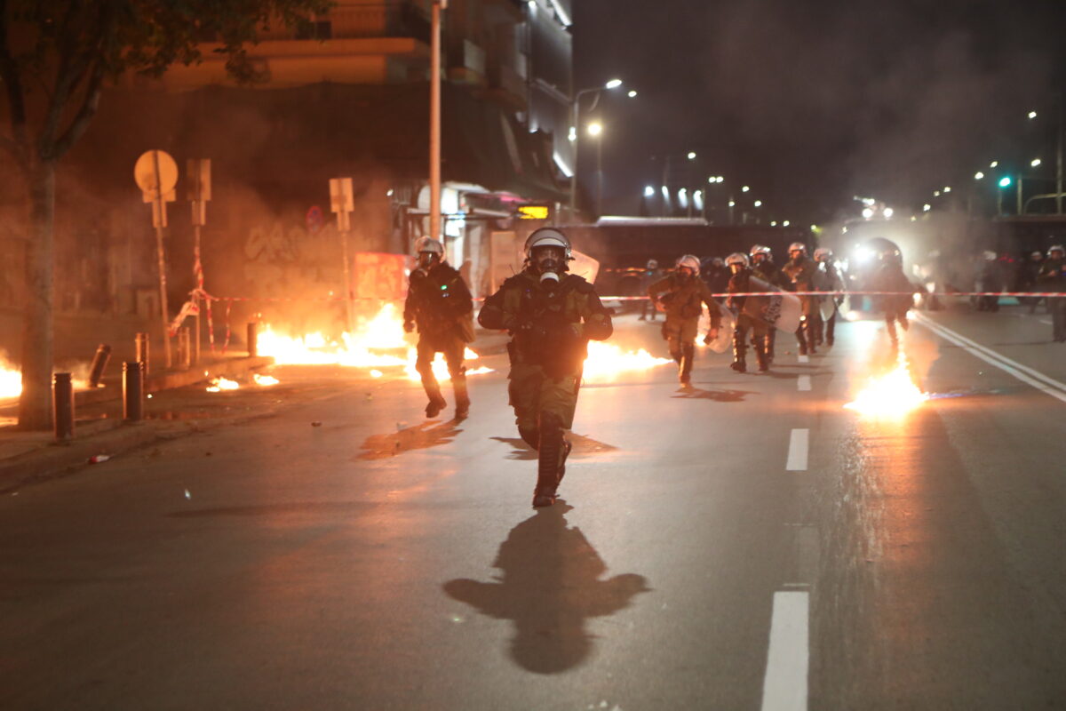 Χαμός στο ΑΠΘ: Ξεπέρασαν τις 200 οι προσαγωγές – Φθορές και τραυματίες (vid)