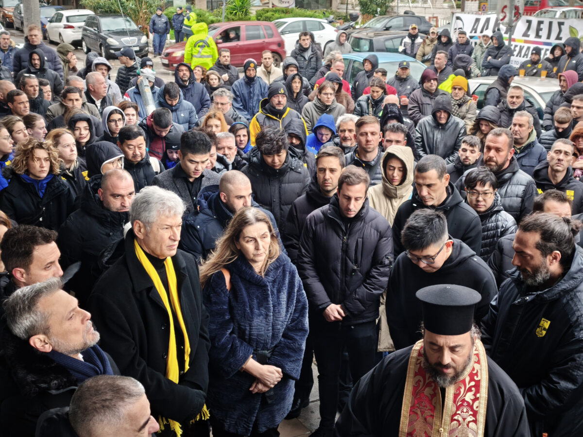 Συγκινημένος ο Χάρης Παπαγεωργίου στο τρισάγιο του Άλκη (vid)