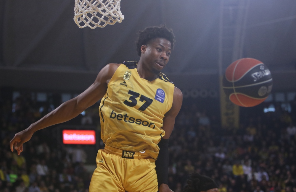 Ο Κώστας Αντετοκούνμπο πανηγυρίζει το νέο του μπλοκ στον Σαμοντούροφ (vid)