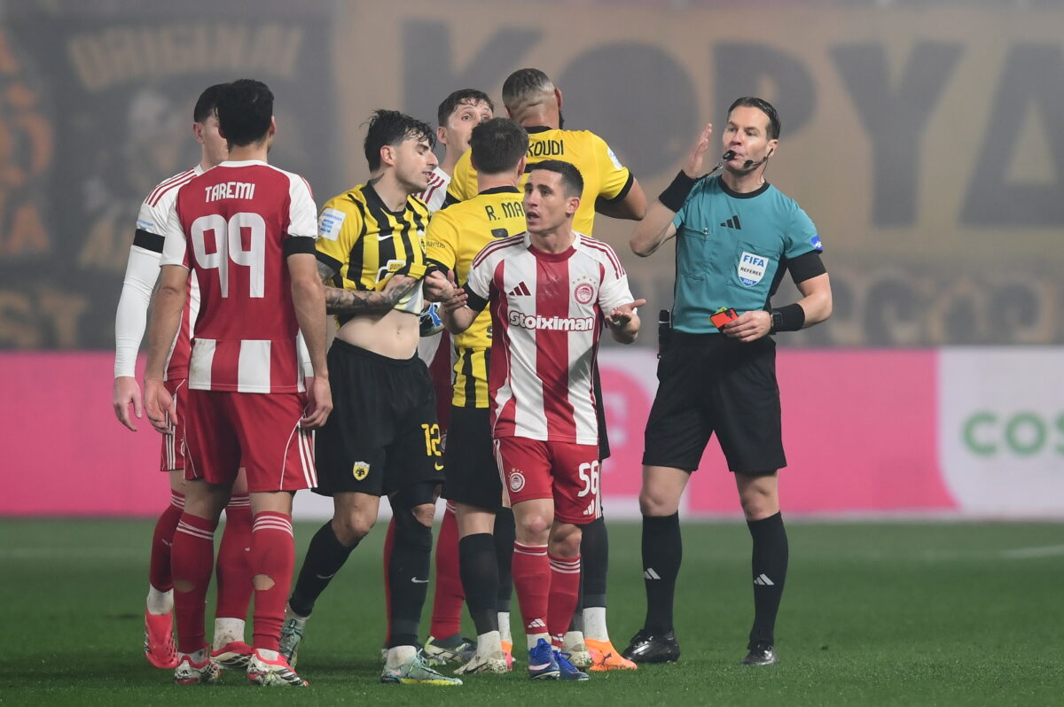 Η ΑΕΚ καταγγέλει τον Ποντένσε για… ομπρέλα στην κερκίδα