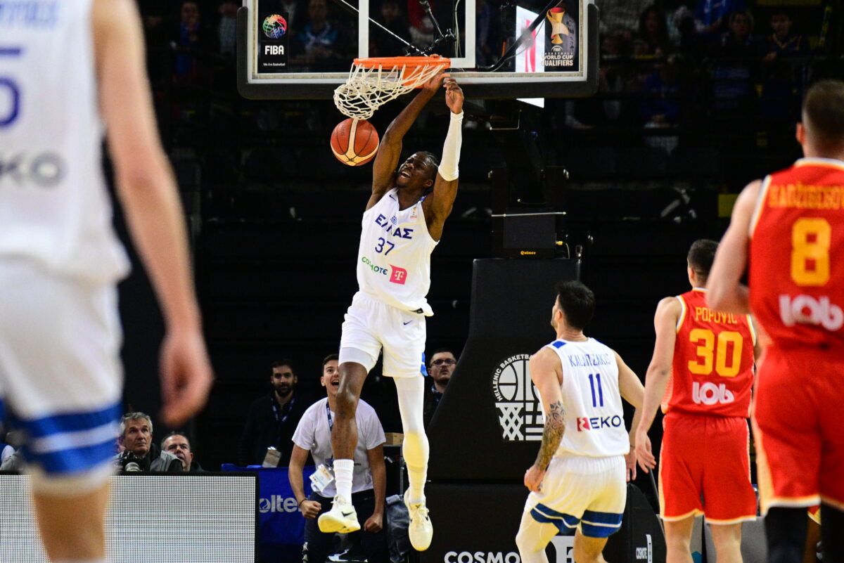 Ελλάδα-Μαυροβούνιο: Εντυπωσιακά καρφώματα από τον Κώστα Αντετοκούνμπο (vid)