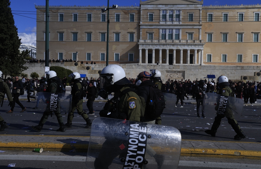 Επεισόδια στο Σύνταγμα μετά το συλλαλητήριο για τα Τέμπη (vid)
