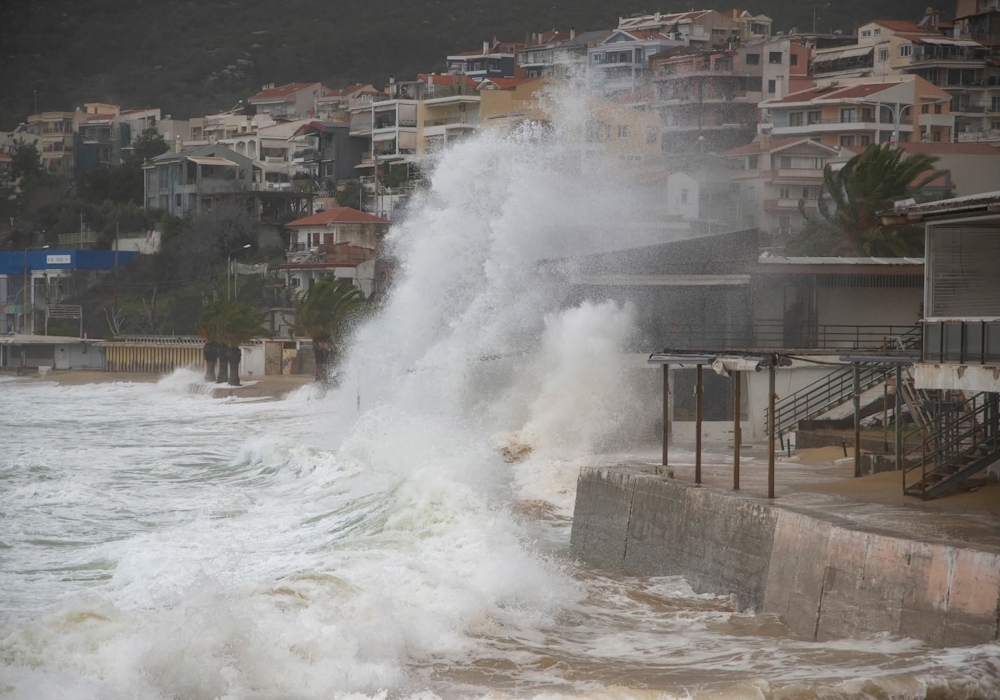 Καβάλα: Μεγάλες καταστροφές από την κακοκαιρία στην ακτή Καλαμίτσας (vid)