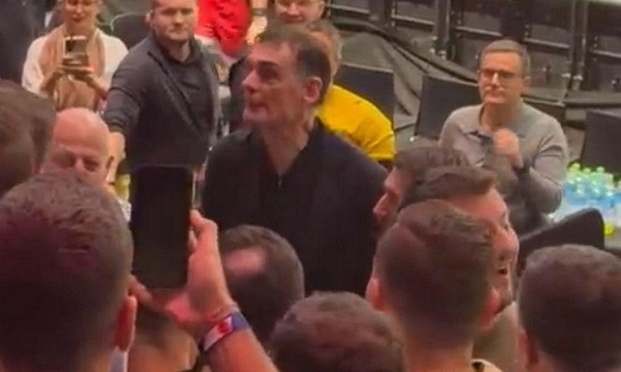 Οπαδός του Παναθηναϊκού έβρισε τον Μπαρτζώκα που ανέβηκε στην εξέδρα (vid)