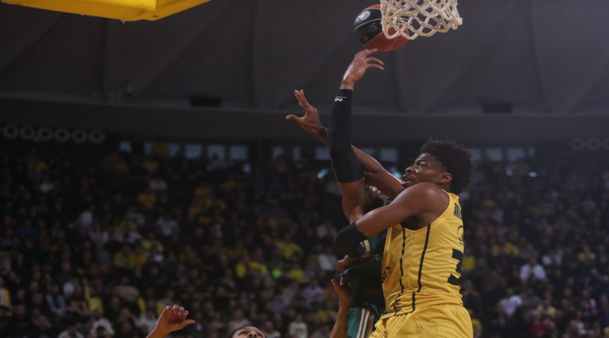 Αντετοκούνμπο για… όλες τις δουλειές και με φοβερό νούμερο στα μπλοκ