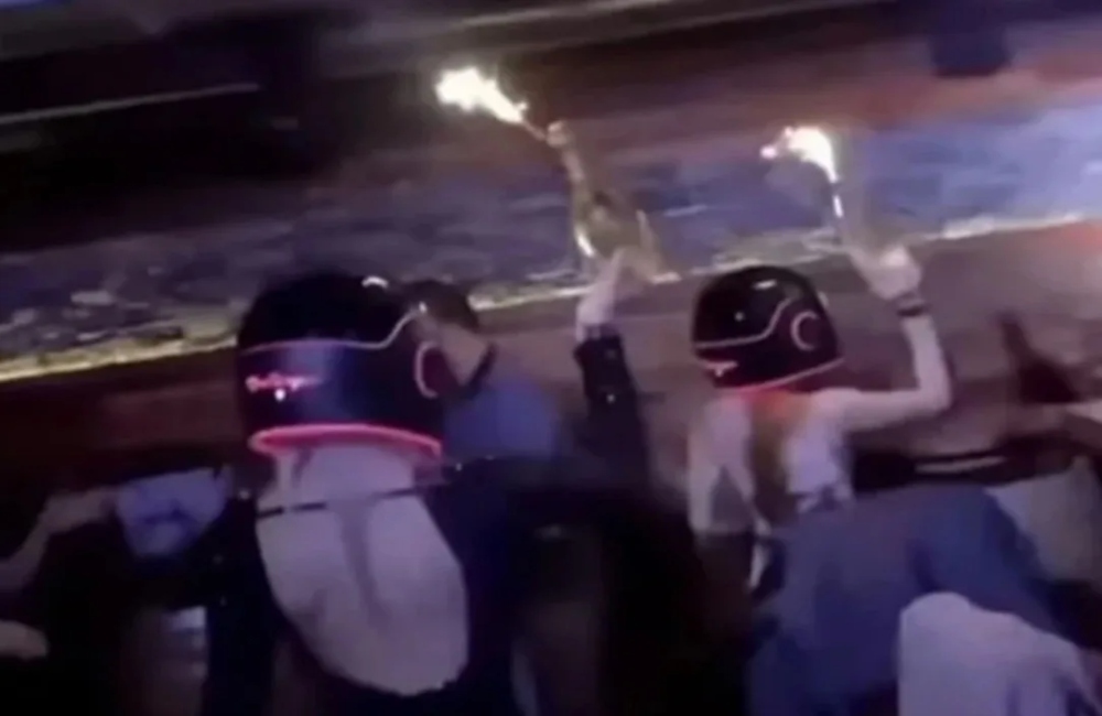 Κραν Μοντανά: Νέο βίντεο δείχνει ακριβώς τη στιγμή που ξεκινά η φωτιά στο μπαρ (vid)