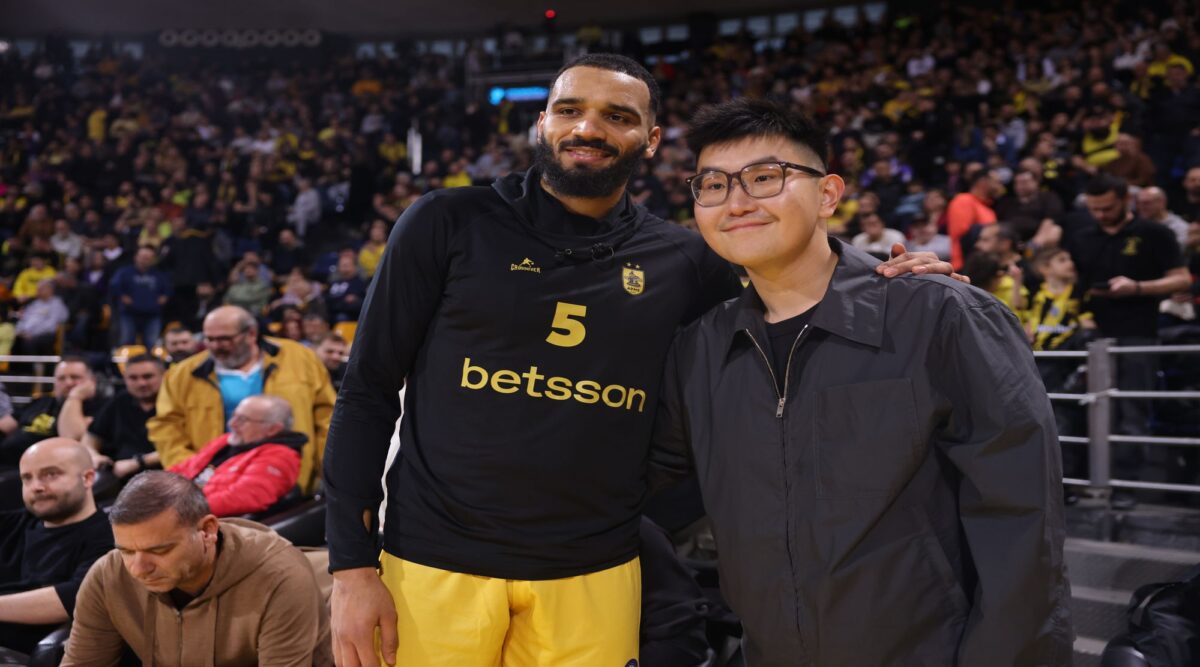 Η αγκαλιά των παικτών του ΑΡΗ και ο Σιάο (vids)