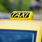 Ταξί μπήκε ανάποδα σε μονόδρομo και αναποδογύρισε – Άφαντος ο οδηγός (vid)