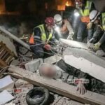 Η viral φωτογραφία της σορού του Χαμενεΐ κάτω από τα ερείπια!