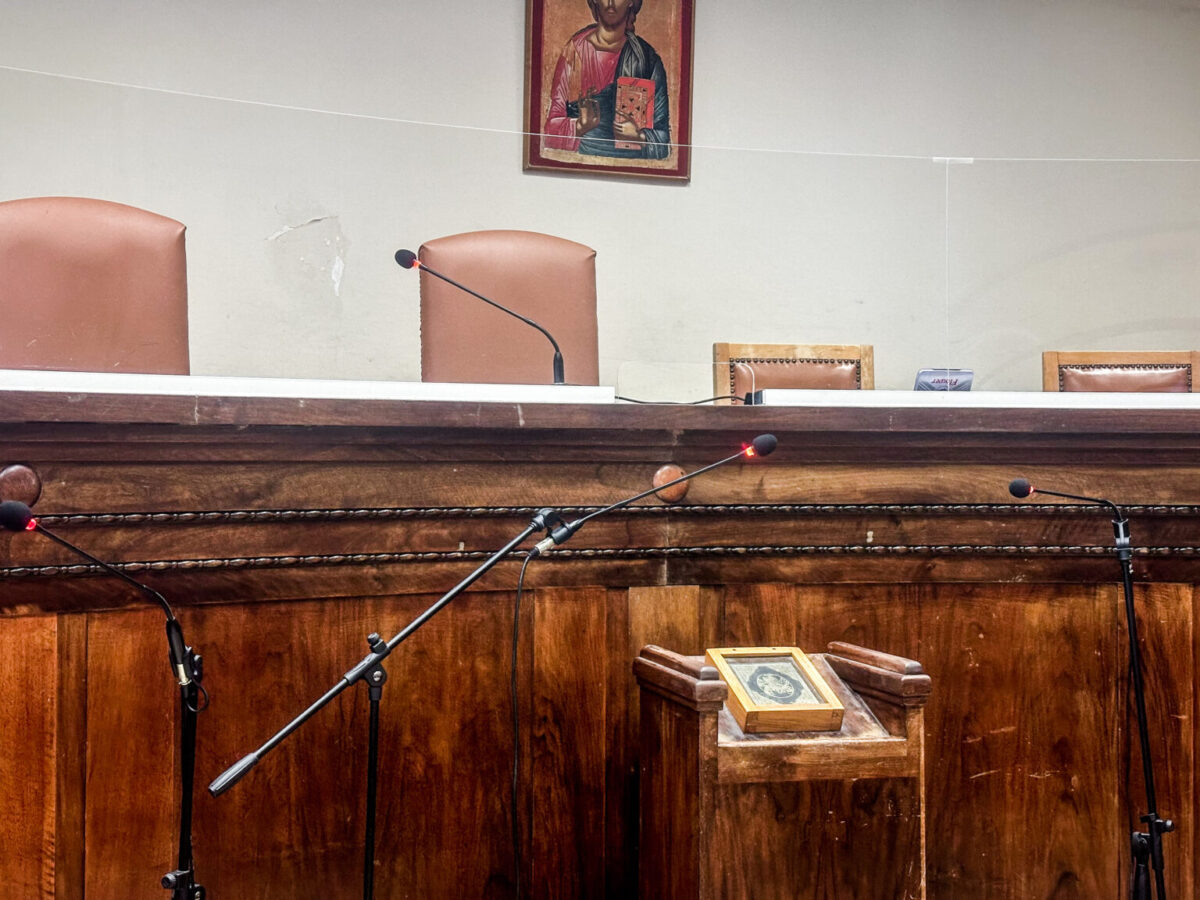 Λιποθύμησε η πρόεδρος της δίκης για τα βίντεο των Τεμπών