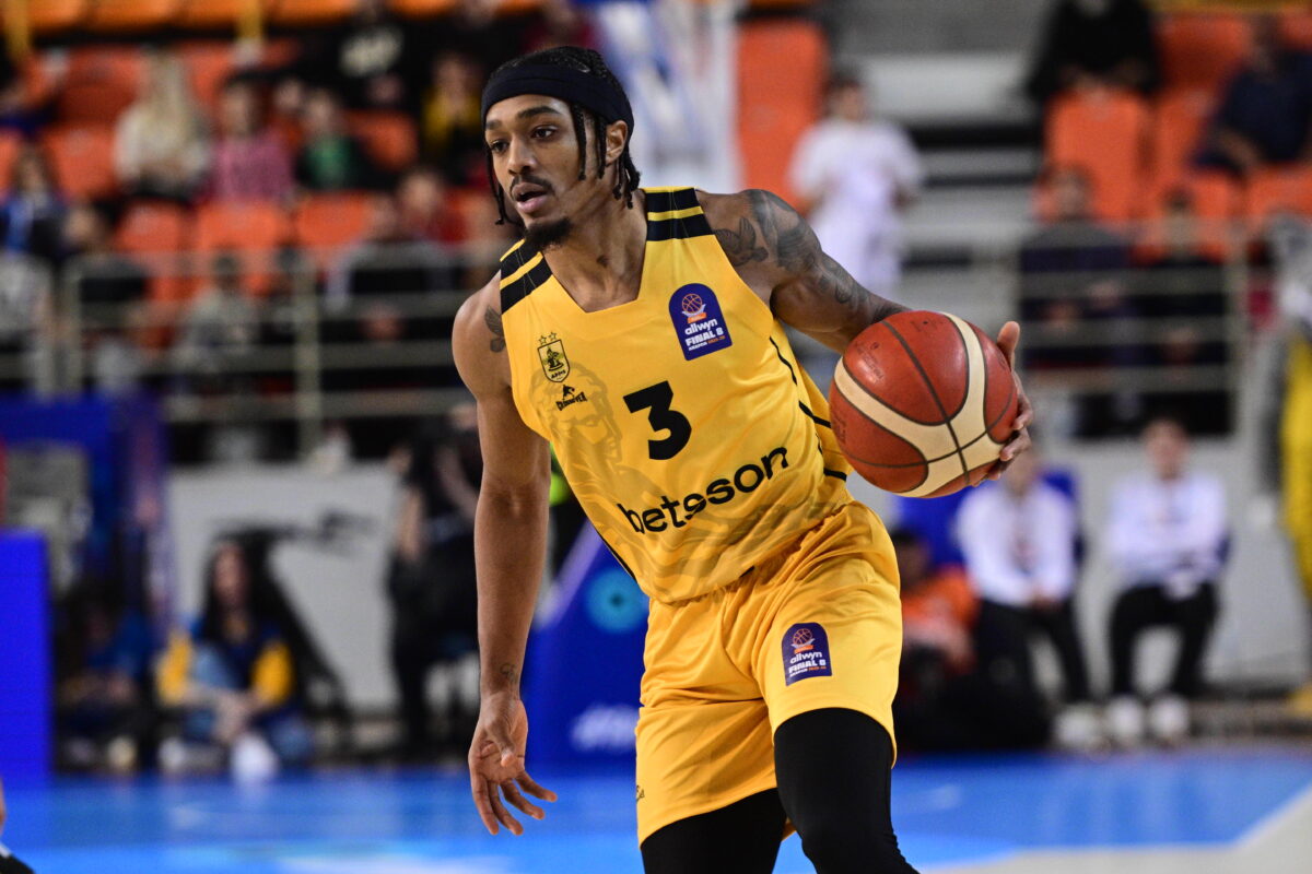 Αμφίβολοι Πουλιανίτης και Τζόουνς με Καρδίτσα