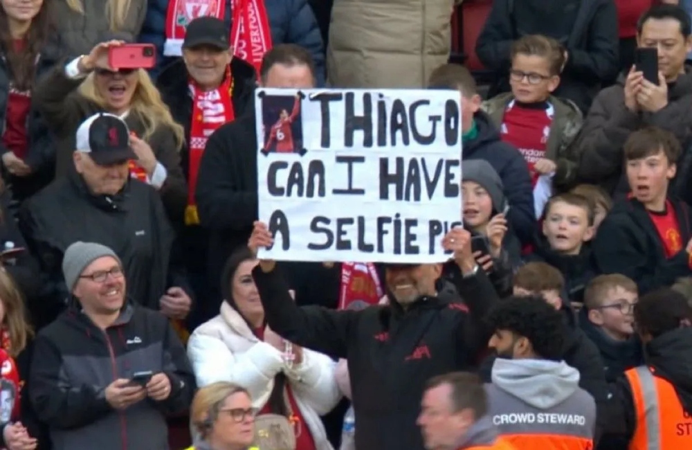 Λίβερπουλ: Ο Κλοπ ανέβηκε στην εξέδρα και ζήτησε selfie από τον Τιάγκο (pic)