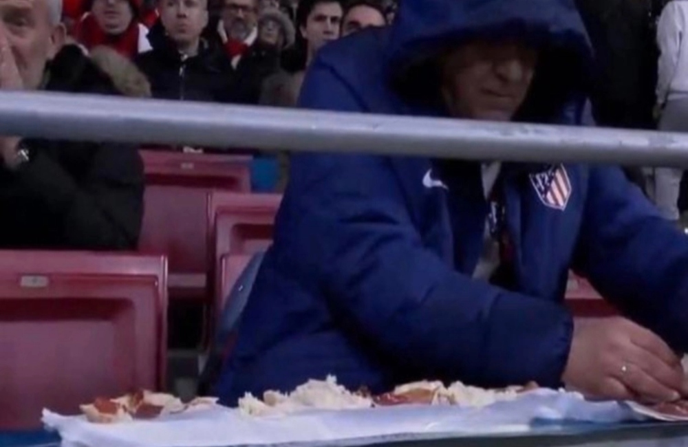Φίλαθλος της Ατλέτικο Μαδρίτης έφτιαχνε σάντουιτς την ώρα του αγώνα! (vid)