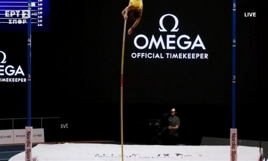 Ο Ντουπλάντις έφτασε τόσο ψηλά που τον… έχασε ο κάμεραμαν (vid)