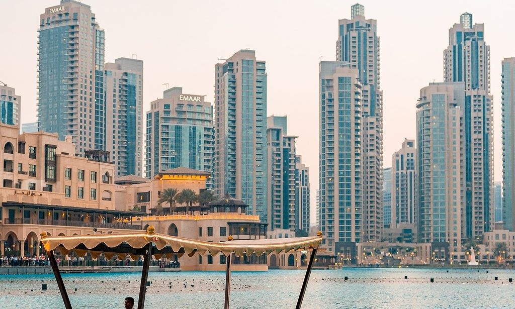 Το Ντουμπάι σε πλήρη κατάρρευση – Προ των πυλών capital controls