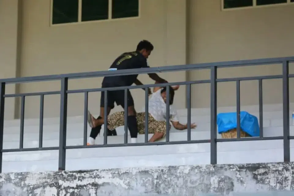 Ο αρχηγός της εθνικής Μιανμάρ χτύπησε γυναίκα στη κερκίδα! (vid)