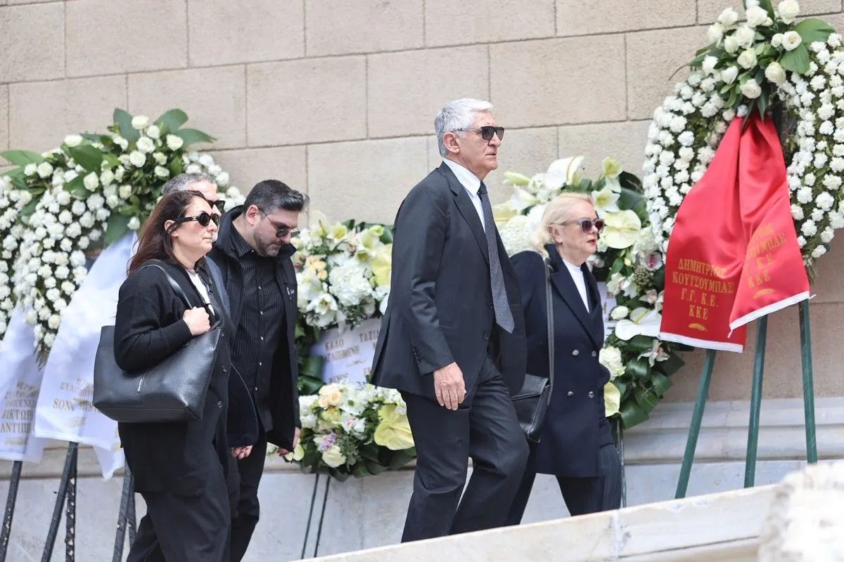 Συγκινημένος ο Παναγιώτης Γιαννάκης στην κηδεία της Μαρινέλλας (pics)