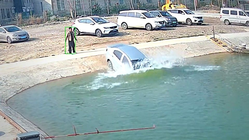 Άνδρας δεν προλαβαίνει το αυτοκίνητο του πριν πέσει σε λίμνη (vid)