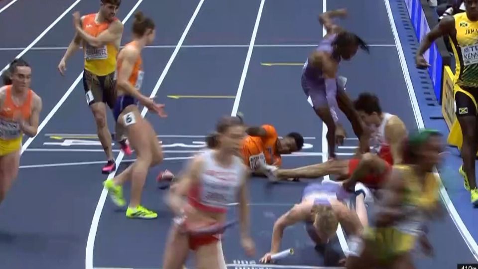 Παγκόσμιο Στίβου: Απίστευτη καραμπόλα σε αλλαγή σκυτάλης (vids)