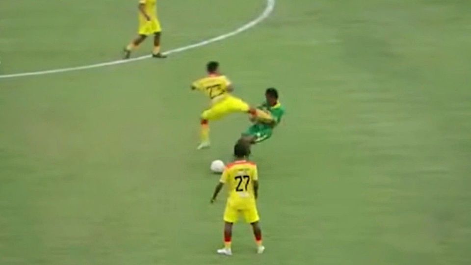 Αποβολή για κλωτσιά τύπου Καντονά σε αγώνα στην Ινδονησία (vid)