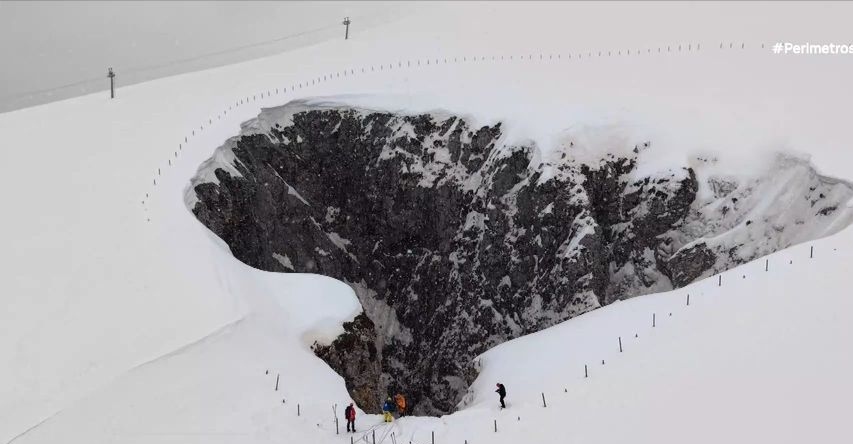 Το εντυπωσιακό φυσικό φαινόμενο της χιονότρυπας του Φαλακρού