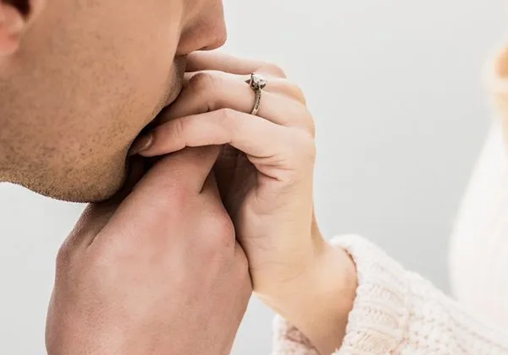 Ισπανία: Σεξουαλική επίθεση το χειροφίλημα χωρίς συναίνεση (vid)