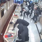 Τουλάχιστον 20 ληστές εισέβαλλαν σε κοσμηματοπωλείο (vid)