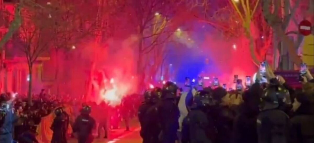 Οπαδοί της Μπαρτσελόνα έσπασαν το παράθυρο του πούλμαν της Ατλέτικο (vid)