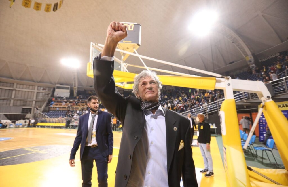 Οι ευχές της ΚΑΕ για τον Χάρη Παπαγεωργίου (vid)