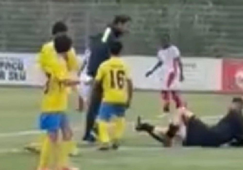 Προπονητής Κ11 έδωσε… κουτουλιά σε διαιτητή! (vid)